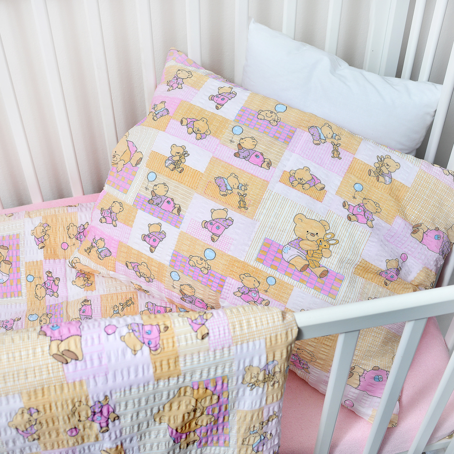 TP Dětské krepové povlečení 90x135+45x65 - Méďa s hračkami růžový